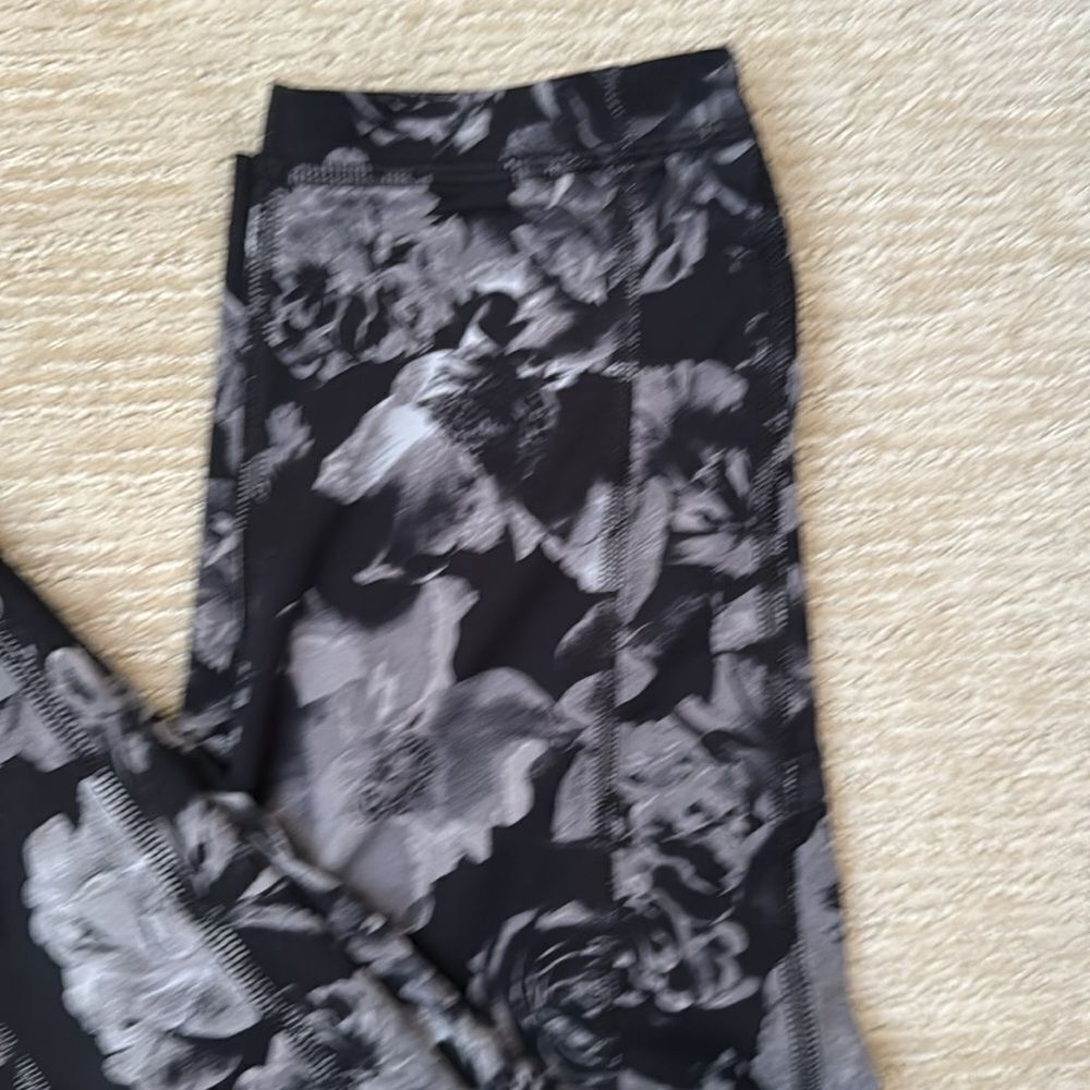 Soma Sport Black and Gray Floral Leggings, Size XL - Picture 3 of 9